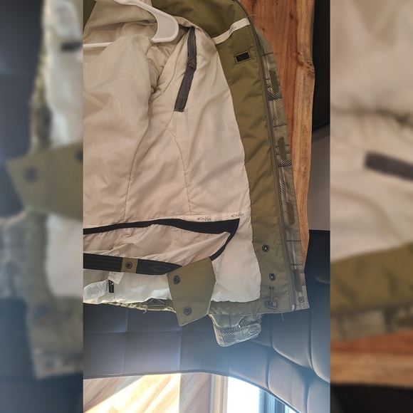 Snowboarding/skiing jacket - Picture 3 of 16